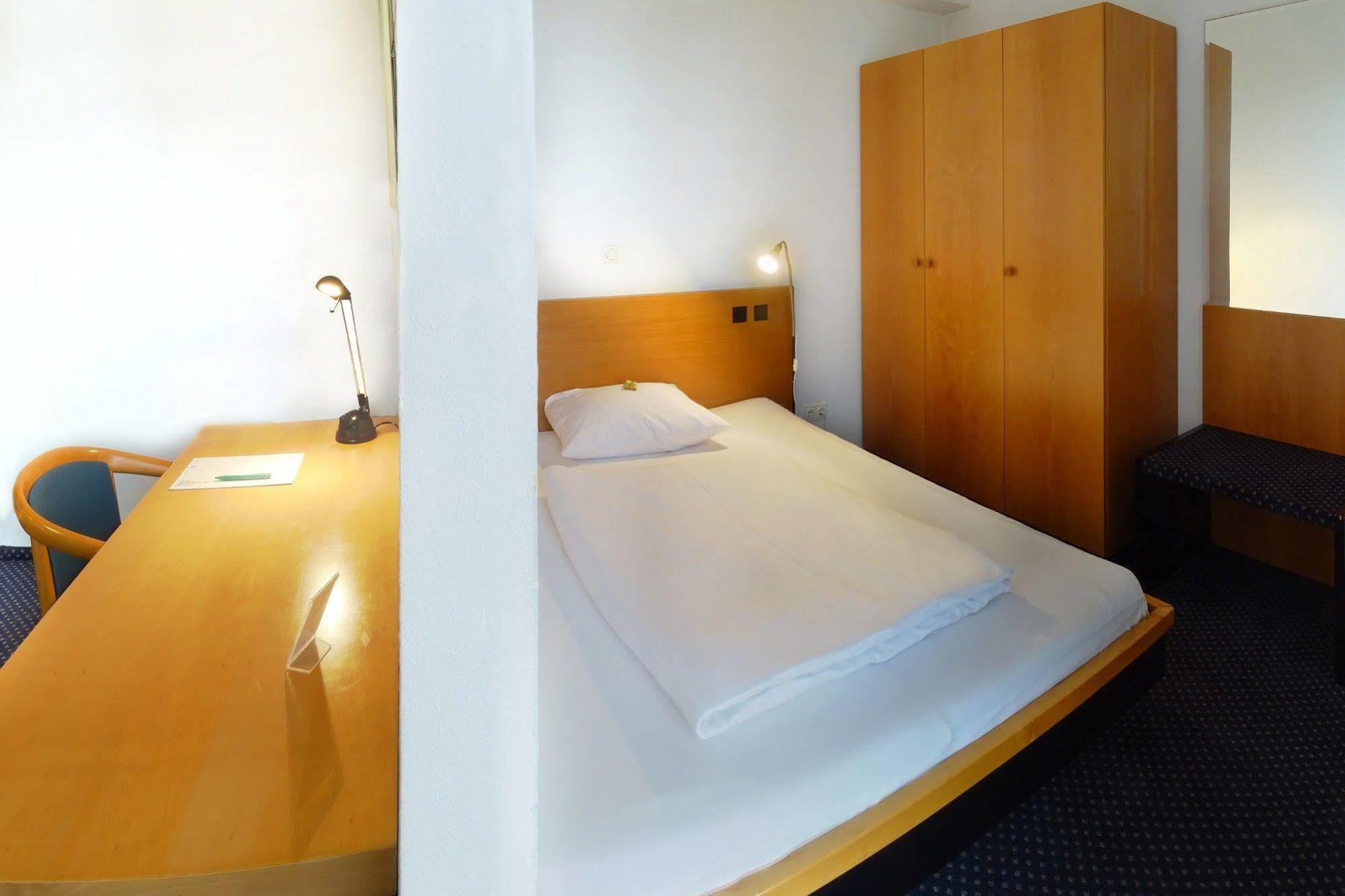 พลาซา สวีท รึสเซลส์ไฮม์ Hotel รึสเซิลส์ไฮม์ ภายนอก รูปภาพ