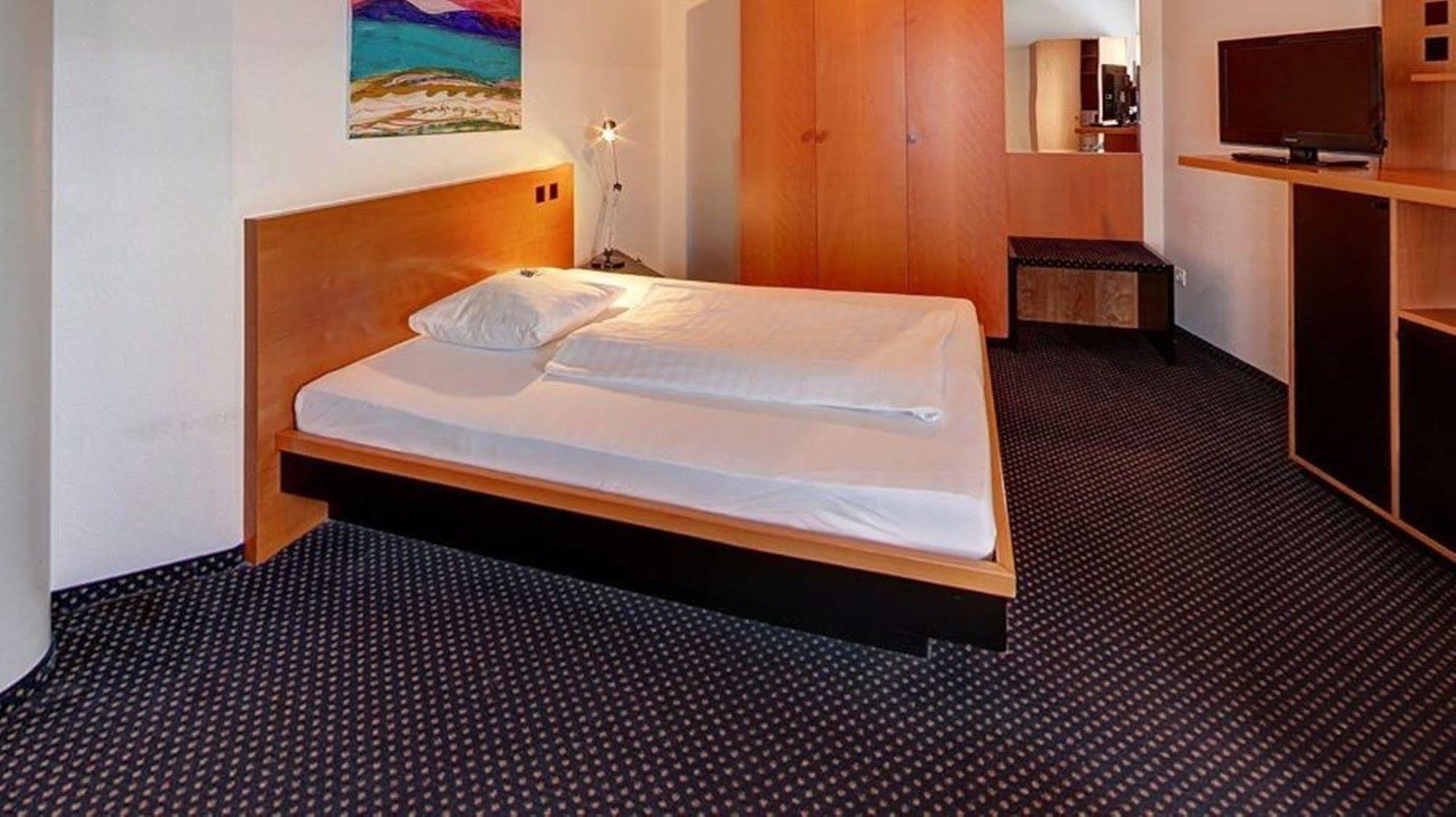พลาซา สวีท รึสเซลส์ไฮม์ Hotel รึสเซิลส์ไฮม์ ภายนอก รูปภาพ